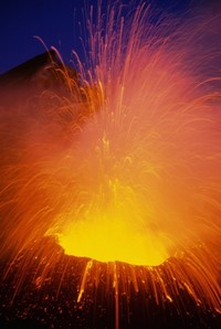Le volcan Etna en éruption.